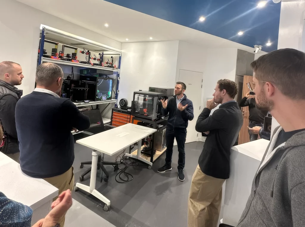 Un formateur IA enseigne dans les locaux de F3DF